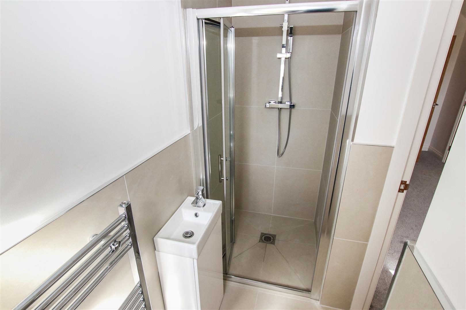 EN-SUITE SHOWER ROOM
